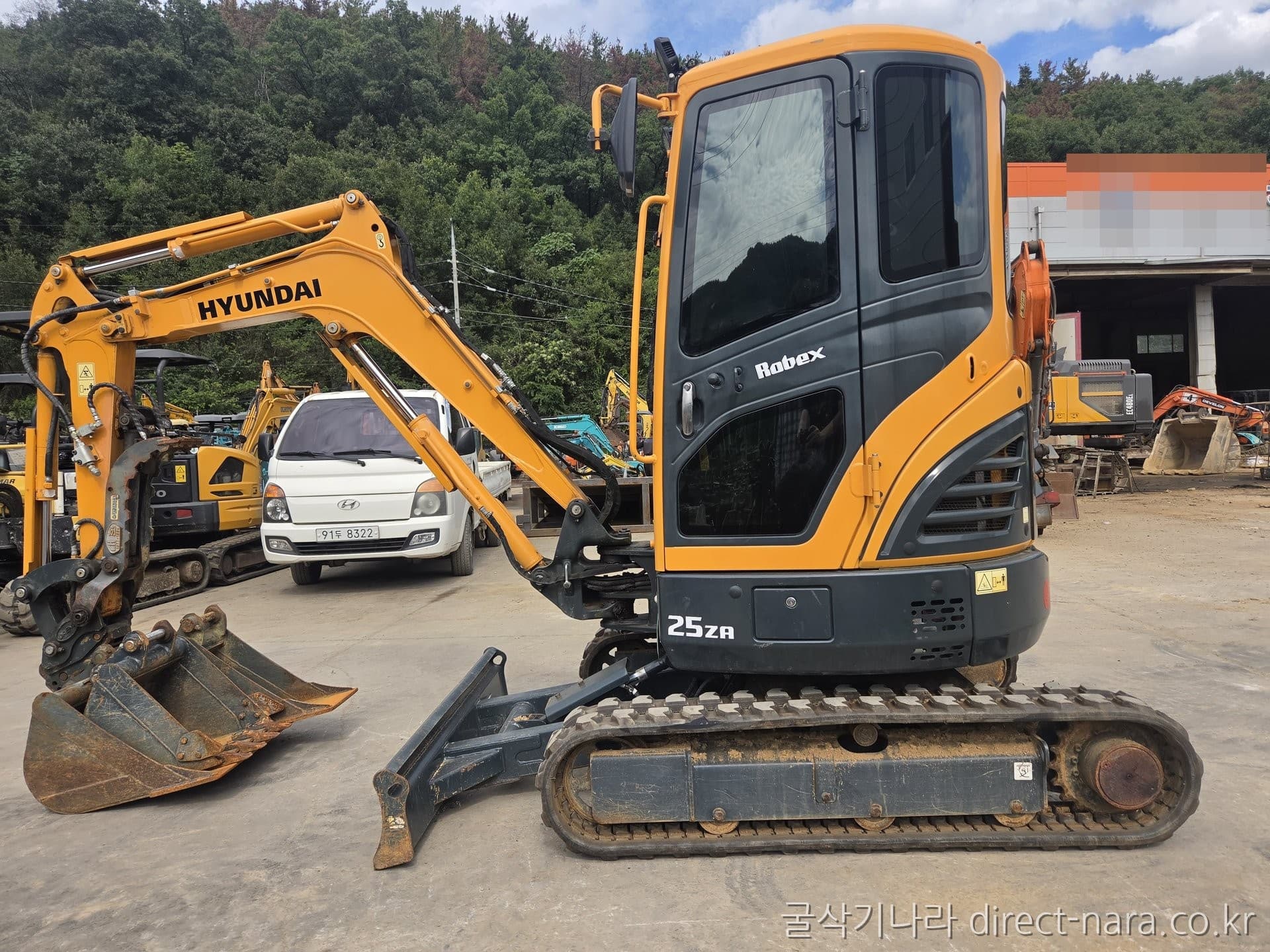 HD Hyundai R25