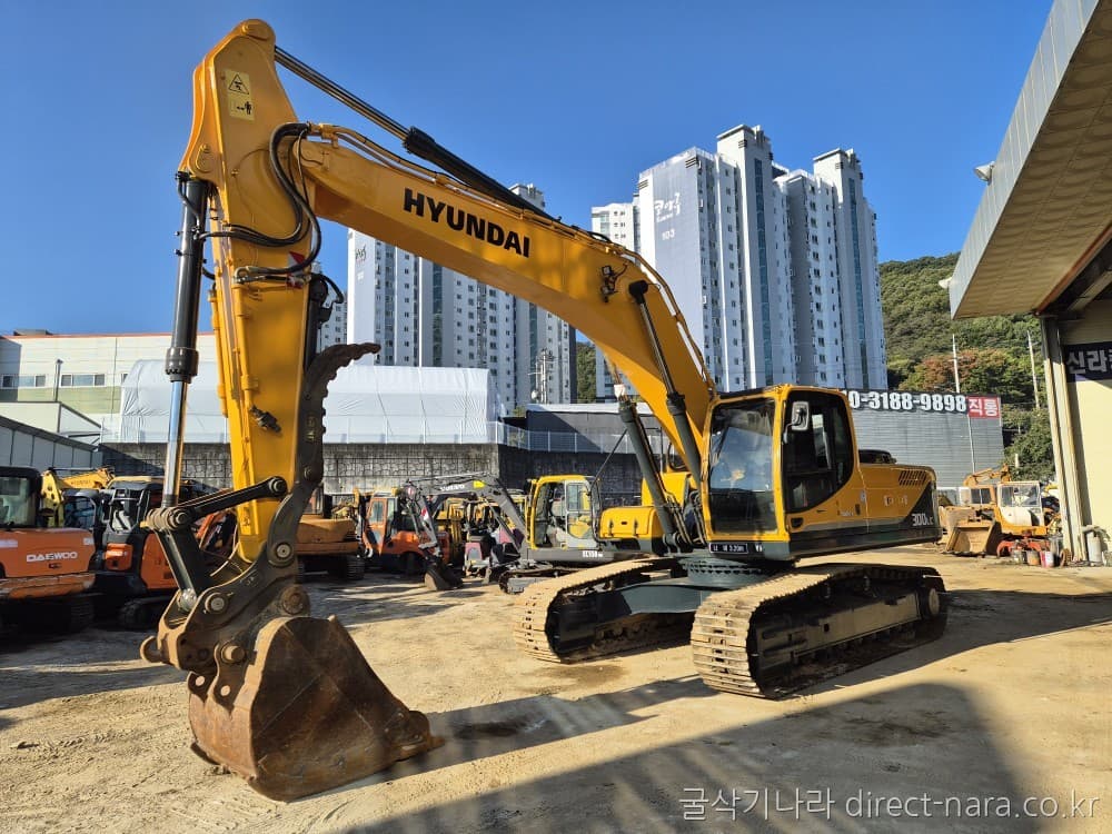 HD Hyundai R300LC