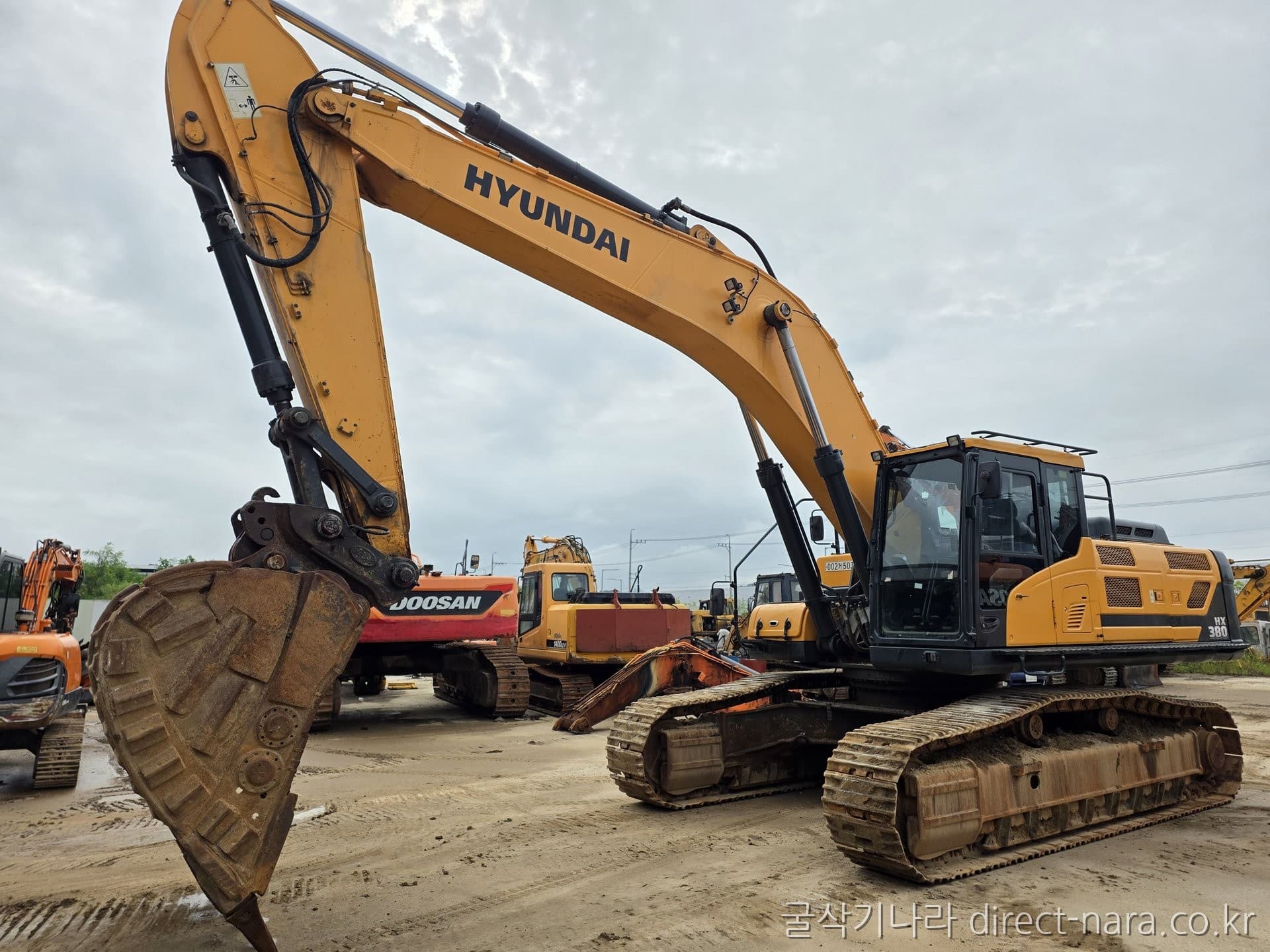 HD Hyundai HX380LC