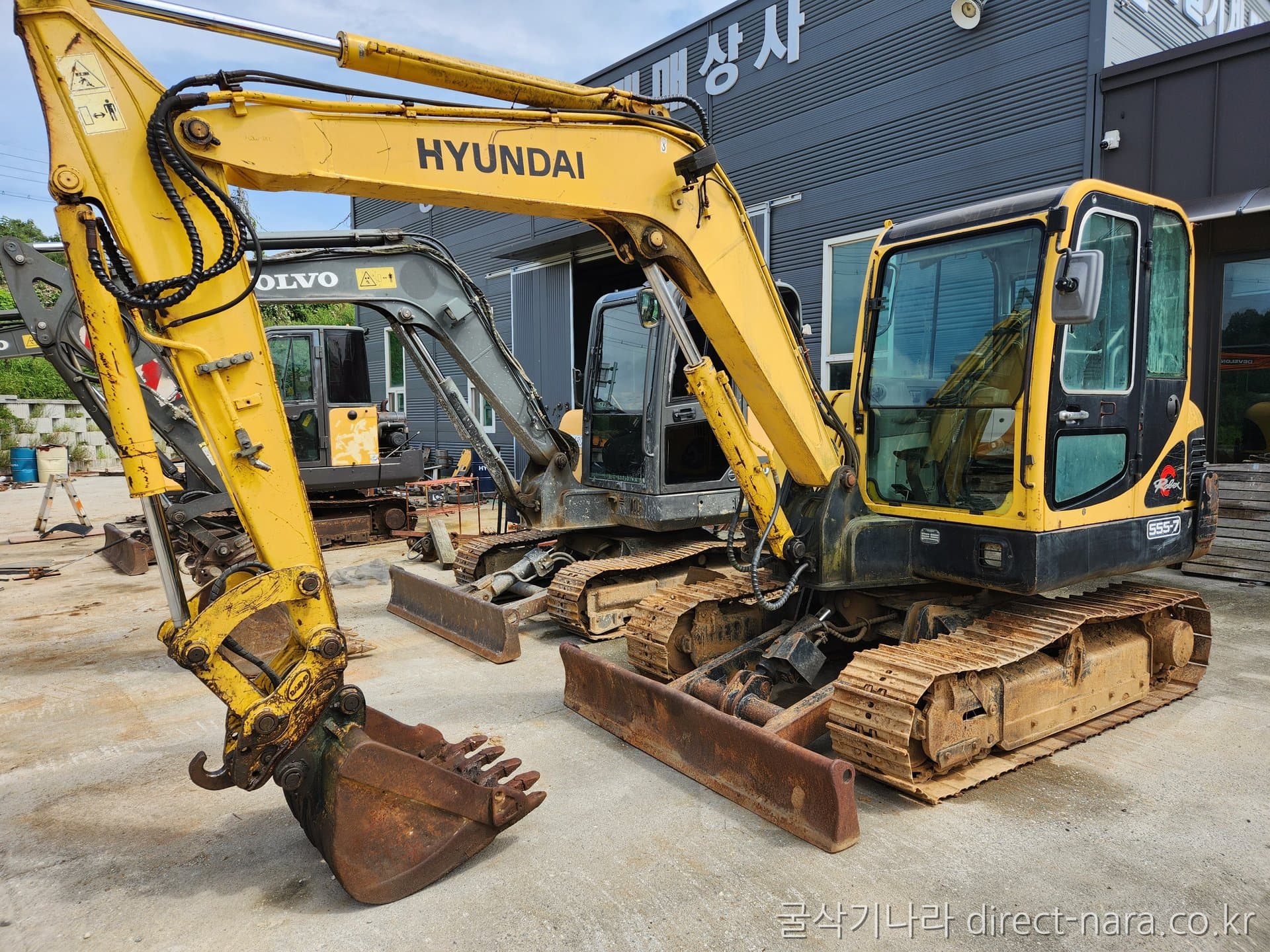 HD Hyundai R555-7