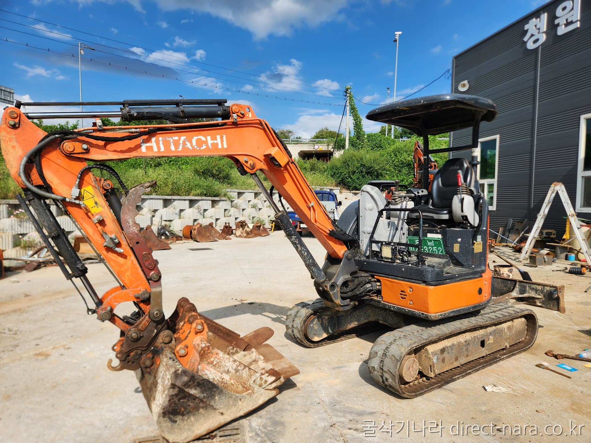 Hitachi ZX30