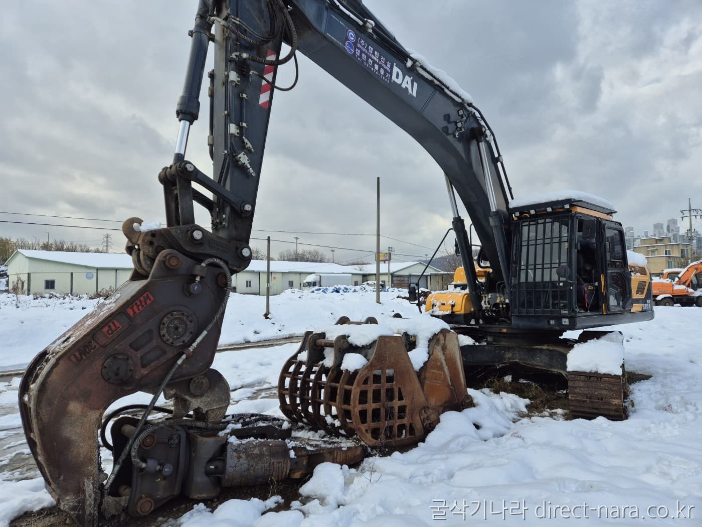 HD Hyundai HX320A