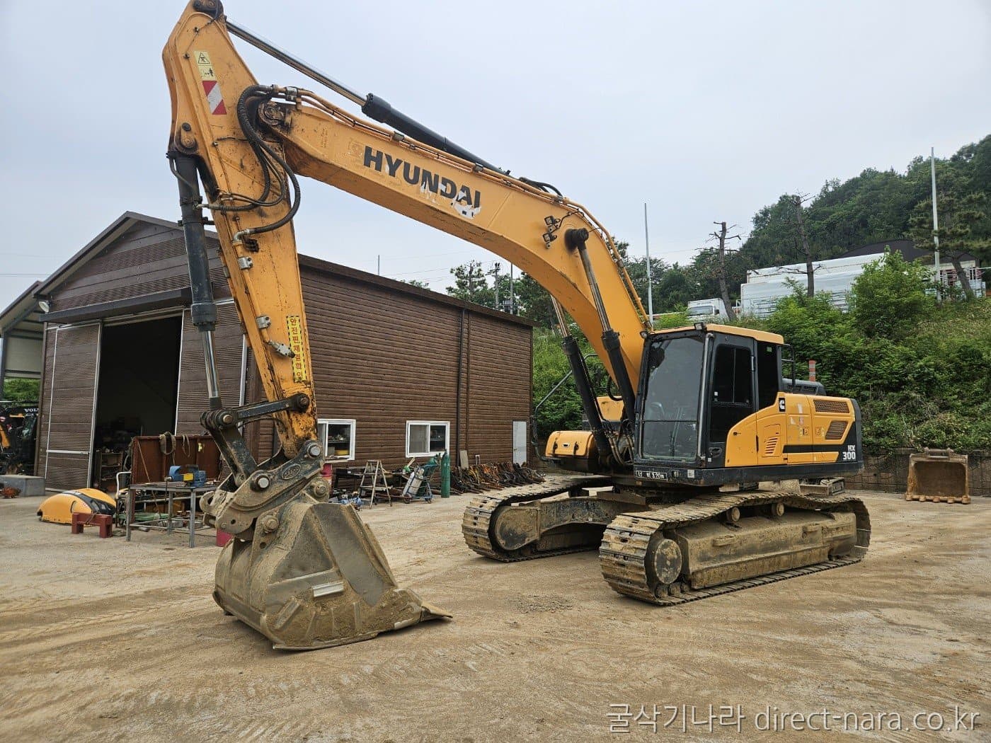 HD Hyundai HX300LC